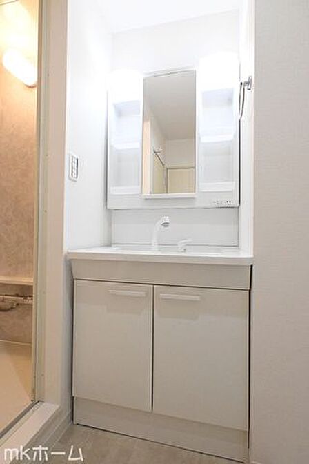 大きな鏡と洗面台が付いた洗面化粧台は収納も豊富!買い置きした日用品などまとめて収納する事が出来ます!