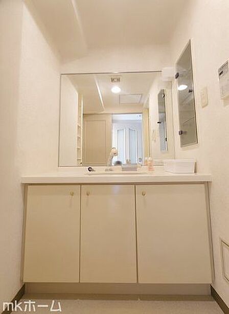 大きな鏡と洗面台が付いた洗面化粧台は収納も豊富!買い置きした日用品などまとめて収納する事が出来ます!