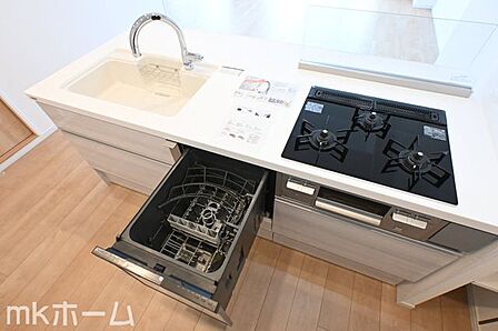 食洗機付きのシステムキッチンは収納も豊富!散らかりがちなキッチンも大容量の収納でスッキリ片付きます!