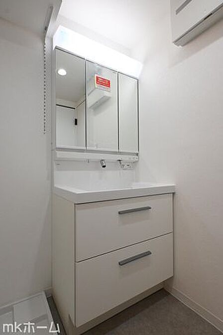 大きな鏡と洗面台が付いた洗面化粧台は収納も豊富!買い置きした日用品などまとめて収納する事が出来ます!