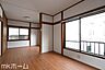 洋室：清潔感あふれる白い壁紙と木目のフローリングはクールでおしゃれな雰囲気を演出しします！
