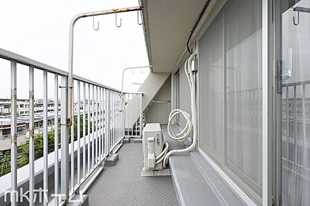 バルコニーは陽当たりとともに風通しも良く洗濯物もよく乾きます!