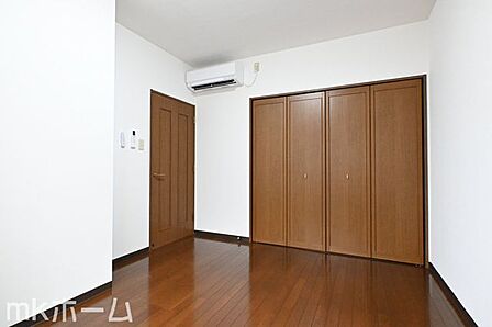 居室に大型のクローゼットを設置!豊富な収納があることで広い居住スペースを確保することができます!