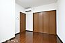 洋室：居室に大型のクローゼットを設置！豊富な収納があることで広い居住スペースを確保することができます！