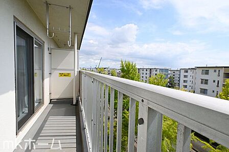 バルコニーは陽当たりとともに風通しも良く洗濯物もよく乾きます!