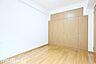 寝室：各居室に大型のクローゼットを設置！豊富な収納があることで広い居住スペースを確保することができます！