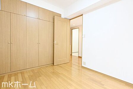 リビング横の洋室はフレキシブル使えます!大きなリビングとして、またプライベート空間としても対応可能!