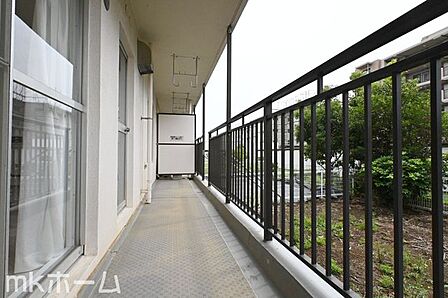 バルコニーは陽当たりとともに風通しも良く洗濯物もよく乾きます!