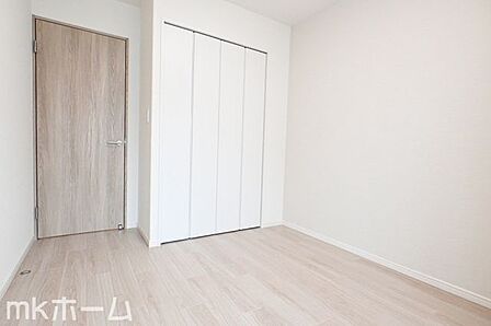 洋室には収納もしっかり完備されており、部屋を広々と利用することが可能です!