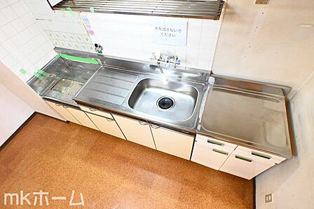 使い勝手の良いシステムキッチンを採用!作業スペースも広めにとられておりご家族でお料理が楽しめます!