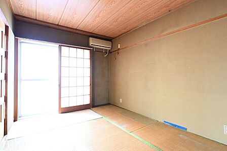 窓から優しい太陽の光が差し込みます!