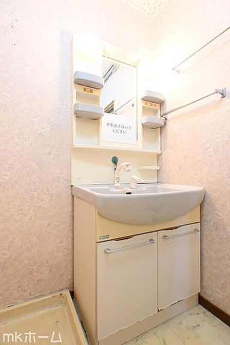 大きな鏡と洗面台が付いた洗面化粧台は収納も豊富!買い置きした日用品などまとめて収納する事が出来ます!