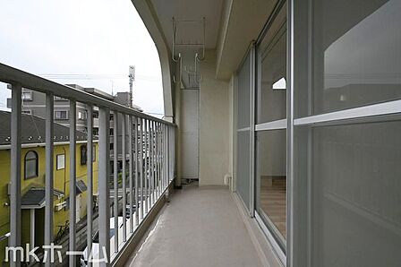バルコニーは陽当たりとともに風通しも良く洗濯物もよく乾きます！