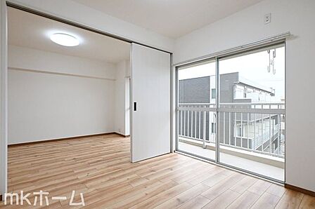 リビング横の洋室はフレキシブル使えます！大きなリビングとして、またプライベート空間としても対応可能！