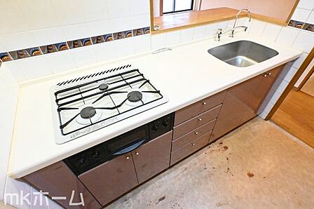 使い勝手の良いシステムキッチンを採用!作業スペースも広めにとられておりご家族でお料理が楽しめます!
