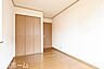 寝室：リフォーム前の内観