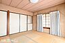 子供部屋：リビング横にはあると落ち着く和室があります！押入収納付きですのでお布団類なども無理なく収納できます！