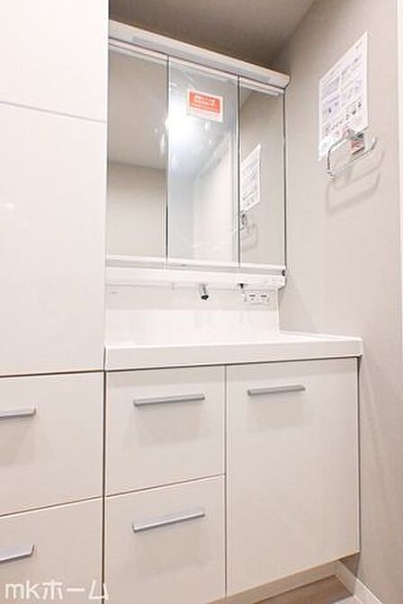 大きな鏡と洗面台が付いた洗面化粧台は収納も豊富！買い置きした日用品などまとめて収納する事が出来ます！