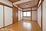 寝室：洋室には収納もしっかり完備されており、部屋を広々と利用することが可能です！