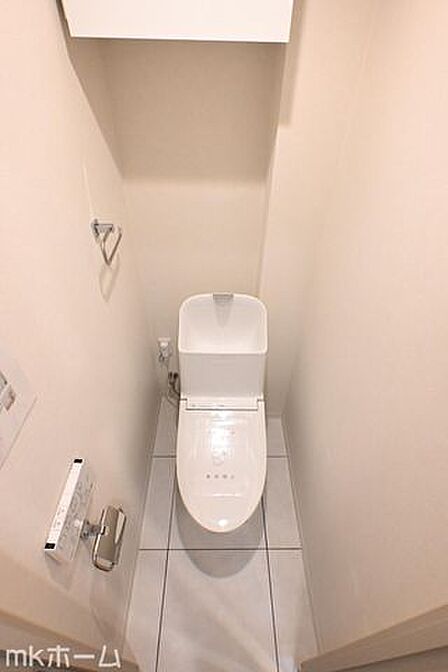 温水洗浄便座付きのトイレです!設置された小物入れはトイレットペーパーやお掃除用具の収納にも便利!温水洗浄便座付きのトイレです!設置された小物入れはトイレットペーパーやお掃除用具の収納にも便利!