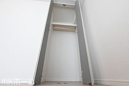 たっぷりの洋服や荷物が収納できるクローゼットを完備!