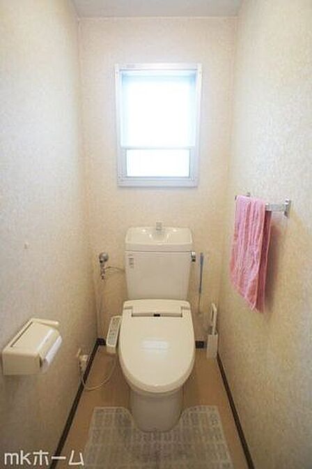 温水洗浄便座付きのトイレです!もちろん窓もあり換気もしっかり出来ます!