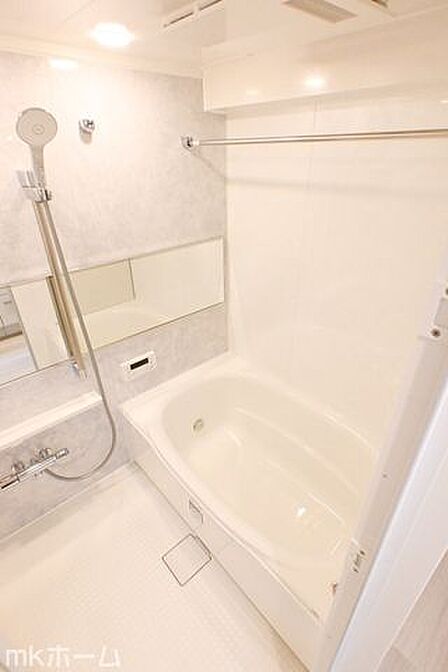 足を延ばし入浴できる大きな浴槽は一日の疲れを癒してくれる空間です!癒しのひと時をお過ごしください!