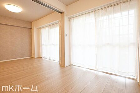 リビング横の洋室はフレキシブル使えます!大きなリビングとして、またプライベート空間としても対応可能!