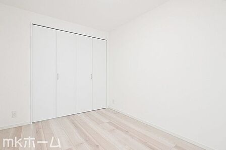 洋室には収納もしっかり完備されており、部屋を広々と利用することが可能なです!
