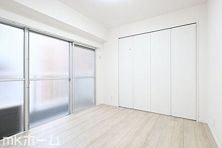 清潔感あるシンプルな洋室はクールでおしゃれな雰囲気を演出します!窓から優しい太陽の光が差し込みます!