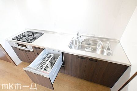 食洗機付きのシステムキッチンは収納も豊富！散らかりがちなキッチンも大容量の収納でスッキリ片付きます！
