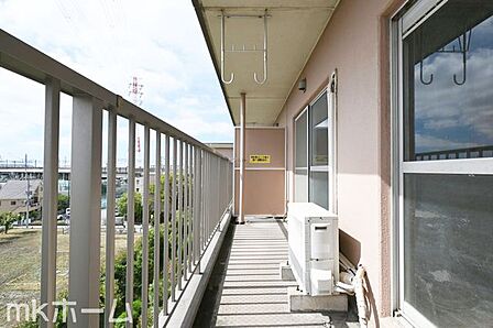 バルコニーは陽当たりとともに風通しも良く洗濯物もよく乾きます！
