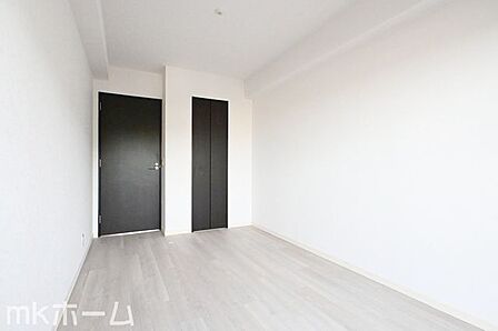 各居室に大型のクローゼットを設置！豊富な収納があることで広い居住スペースを確保することができます！