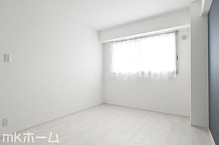 清潔感あふれる白い壁紙と木目のフローリングはクールでおしゃれな雰囲気を演出しします!