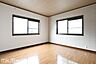 子供部屋：窓からの優しい光がお部屋に差し込みます！