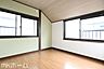 洋室：二面採光で柔らかい陽の光が差し込みます！