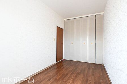 洋室には収納もしっかり完備されており、部屋を広々と利用することが可能なです！