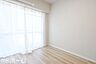 子供部屋：シンプルな洋室はおしゃれで居心地の良い空間です！室内は柔らかい陽の光が差し込みます！