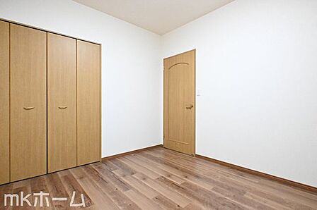 洋室には収納もしっかり完備されており、部屋を広々と利用することが可能なです!