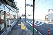 駅前 560m
