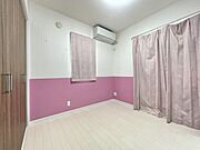 木目が美しいフローリングの洋室。お掃除も簡単で清潔感あふれる空間です！