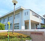 津屋崎中学校まで　450m　徒歩約6分●教育目標「社会とつながり、主体的に課題解決に取り組む生徒の育成」。近くには海もあり環境の良い学校です。