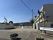 安徳北小学校まで　1100m　徒歩約14分●教育目標「人間性豊かでたくましい実践力のある子どもの育成」那珂川市イチの生徒数、教員数。