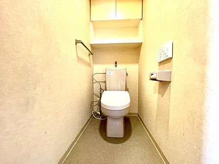 トイレには収納付き!お客様にも見られる場所なので、綺麗に保ちたいですよね。