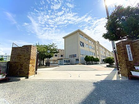 多々良中央中学校 徒歩約9分(約700m)教育目標「一人ひとりの無限の可能性を伸ばし 夢抱く 人間性豊かな生徒の育成」