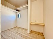 デスク代わりにも使えるカウンター付きの洋室です♪