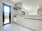 白を基調とした清潔感あるキッチン。バルコニーへ直接行ける為家事動線も良好◎