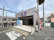 西鉄天神大牟田線「紫」駅まで　1163m　徒歩約15分●ホーム間は段差のないバリアフリー構造で駅舎は東口と西口を設ける双胴駅。西鉄天神大牟田線「西鉄福岡(天神) 」駅まで最速35分。