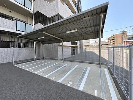 屋根付きのバイク置場です！