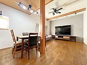 ふんだんに木が使われ、温もりを感じられる16帖のLDK！ご家族が自然と集う空間へ♪